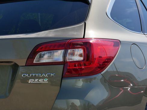Used 2017 Subaru Outback 2.5i Limited AWD/4WD image 18