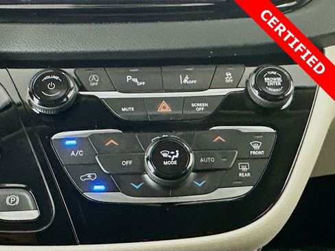 Used 2024 Chrysler Pacifica Touring-L image 16