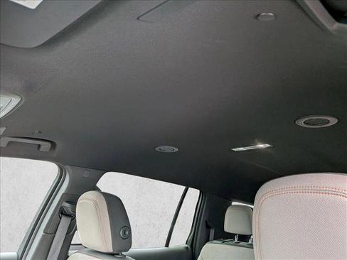 Used 2025 Chevrolet Traverse LT image 17