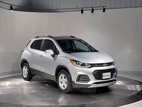 Used 2022 Chevrolet Trax LT w/ LT Convenience Package image 39
