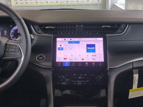 New 2025 Jeep Grand Cherokee Limited w/ Luxury Tech Group II image 19