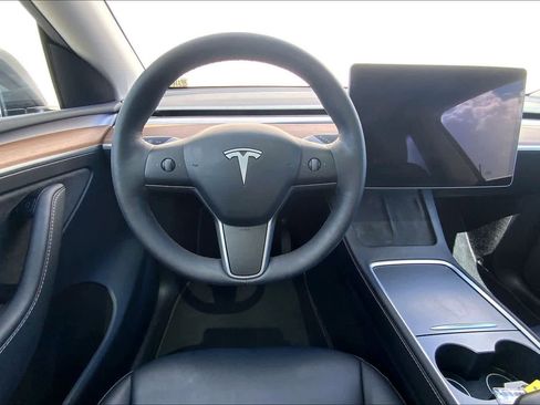 Used 2024 Tesla Model Y 2WD image 13