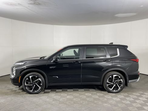 Used 2023 Mitsubishi Outlander SE image 3