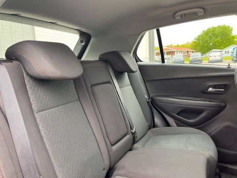 Used 2019 Chevrolet Trax LS AWD/4WD image 14