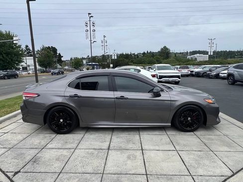 Used 2019 Toyota Camry SE FWD image 6