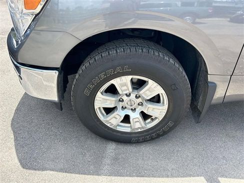 Used 2018 Nissan Titan SV w/ SV Convenience Package image 10