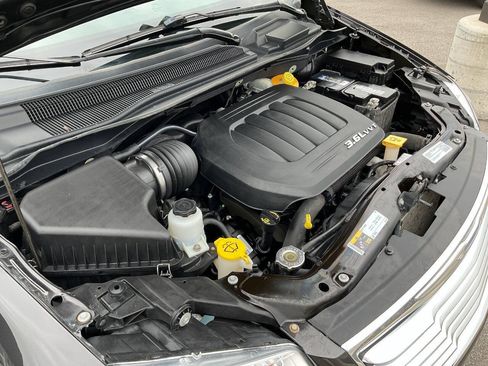 Used 2015 Chrysler Town & Country Touring w/ Driver Convenience Group FWD image 59