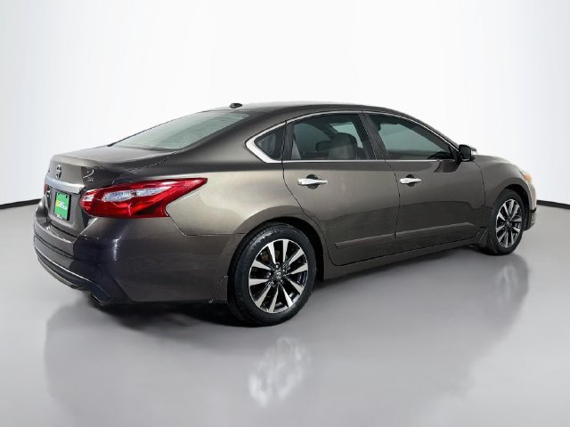 Used 2016 Nissan Altima 2.5 SL w/ Moonroof Package FWD image 10