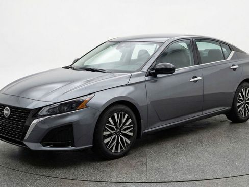 Used 2025 Nissan Altima 2.5 SV FWD image 2