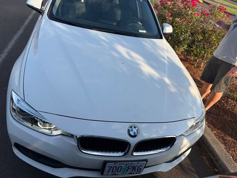 Used 2018 BMW 320i Sedan w/ Convenience Package RWD image 2