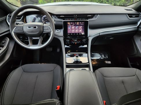 New 2025 Jeep Grand Cherokee Laredo image 3