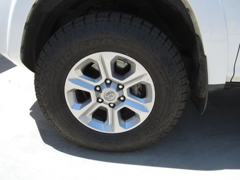 Used 2020 Toyota 4Runner SR5 AWD/4WD image 5
