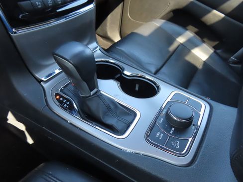 Used 2021 Jeep Grand Cherokee Limited w/ Luxury Group II image 25