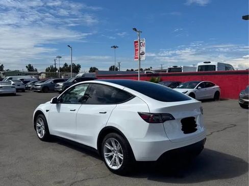 Used 2022 Tesla Model Y Long Range image 5