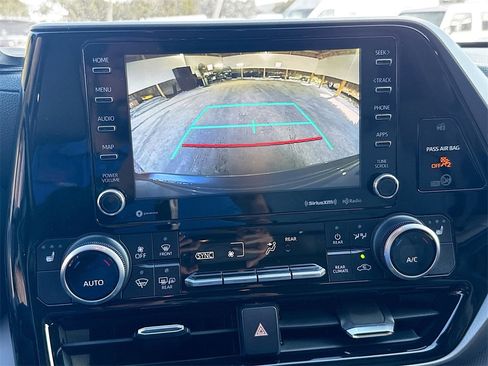 Used 2020 Toyota Highlander XLE image 14