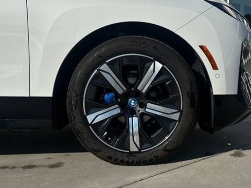Used 2022 BMW iX xDrive50 w/ Premium Package AWD/4WD image 12