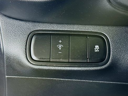 Certified 2023 Hyundai Venue SEL FWD image 19
