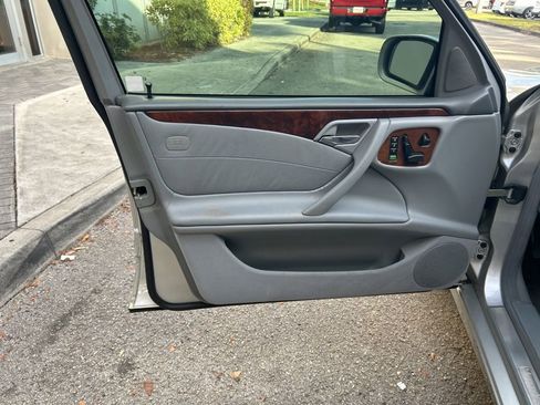 Used 2000 Mercedes-Benz E 320 Sedan image 35