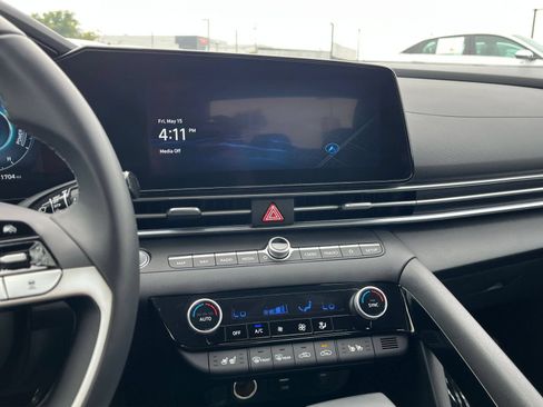 Used 2025 Hyundai Elantra Limited FWD image 17