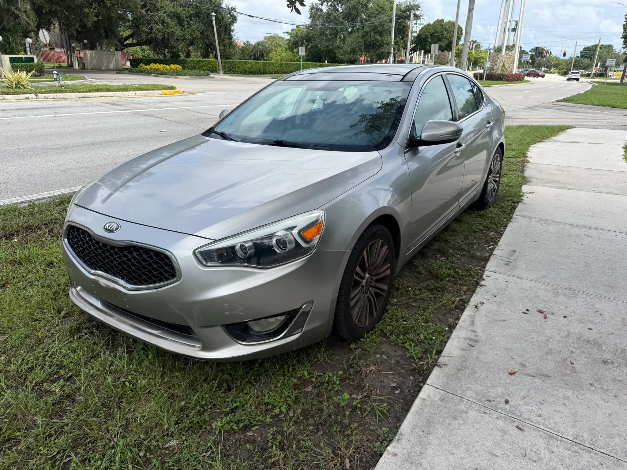 Used 2014 Kia Cadenza Premium w/ Luxury Package FWD image 1