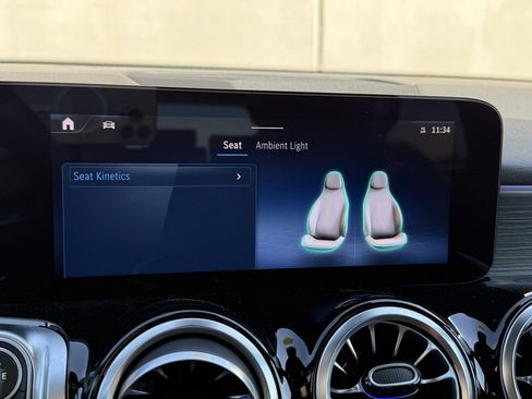 Used 2024 Mercedes-Benz GLB 250 image 11