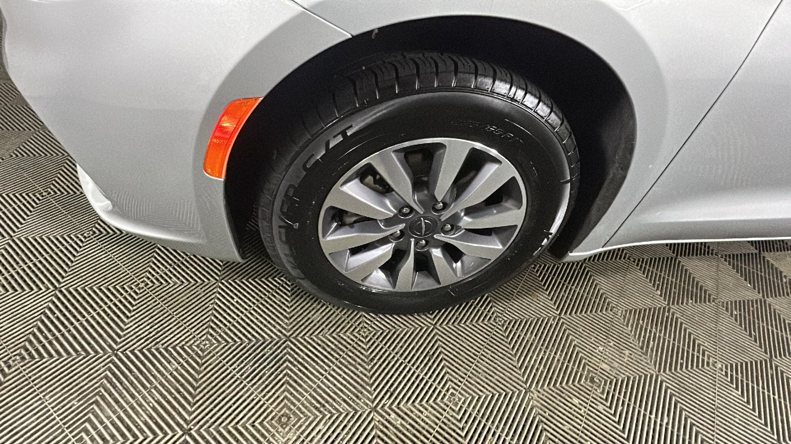 Used 2024 Chrysler Pacifica Limited FWD image 10