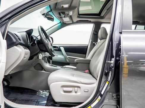 Used 2013 Toyota Highlander SE image 30