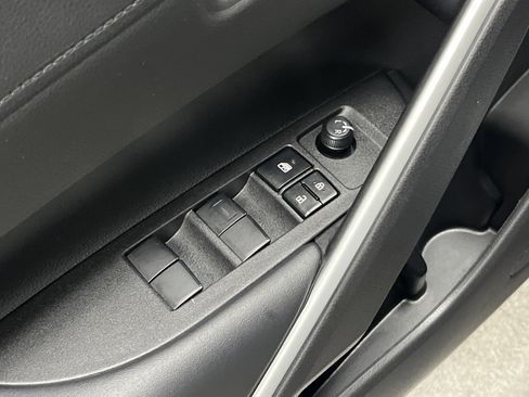 Used 2025 Toyota Corolla Cross LE FWD image 15