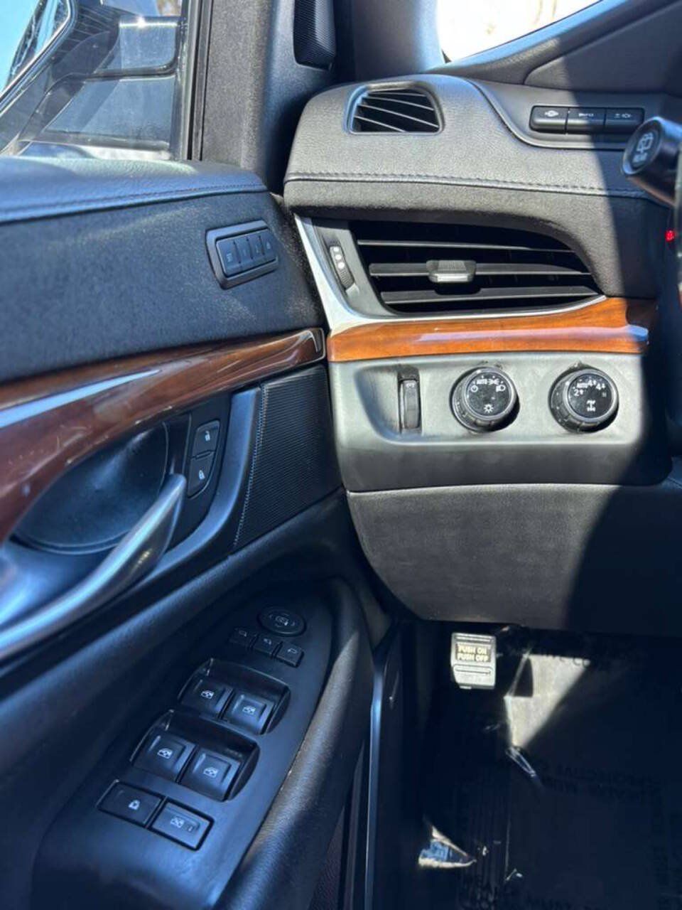 Used 2019 Cadillac Escalade ESV Luxury w/ LPO, Radiant Package AWD/4WD image 28