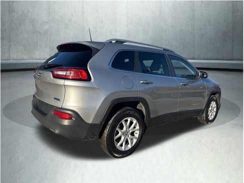 Used 2017 Jeep Cherokee Latitude image 5