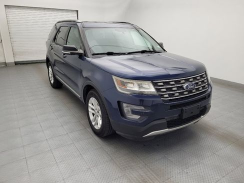 Used 2017 Ford Explorer XLT w/ Equipment Group 202A FWD image 13