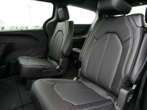 New 2026 Chrysler Pacifica Select image 11
