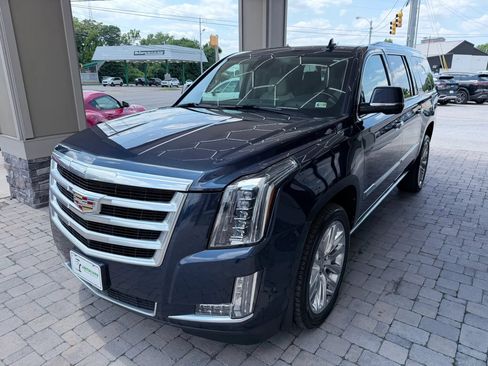 Used 2020 Cadillac Escalade ESV Premium Luxury AWD/4WD image 2