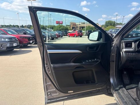 Used 2016 Toyota Highlander LE AWD/4WD image 9