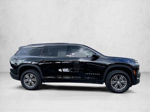 Used 2025 Chevrolet Traverse LT FWD image 5