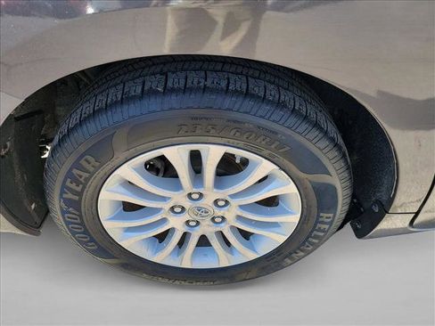 Used 2015 Toyota Sienna XLE image 11