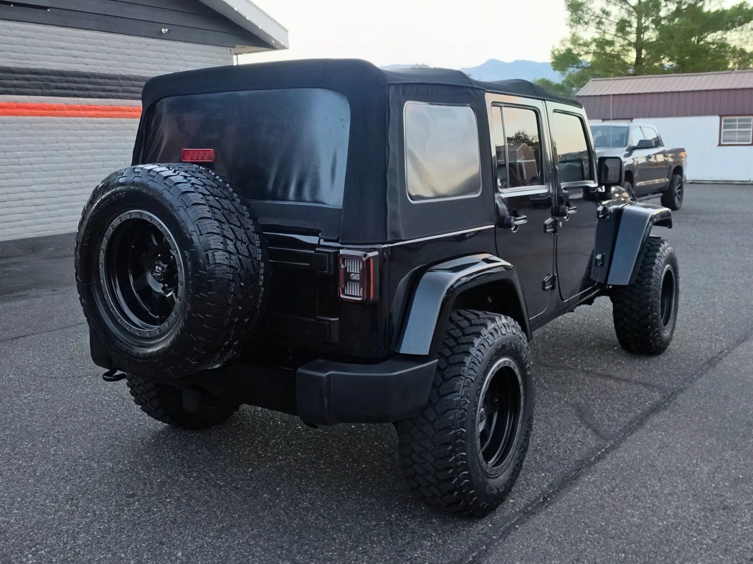 Used 2017 Jeep Wrangler Unlimited Sahara AWD/4WD image 5