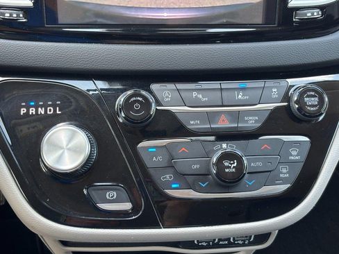 Used 2023 Chrysler Pacifica Touring-L FWD image 24