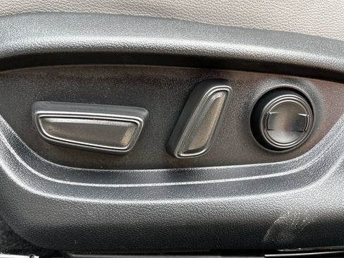 Used 2025 Toyota Camry SE w/ Convenience Package image 23