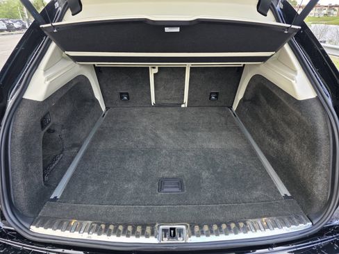 Used 2019 Bentley Bentayga image 17