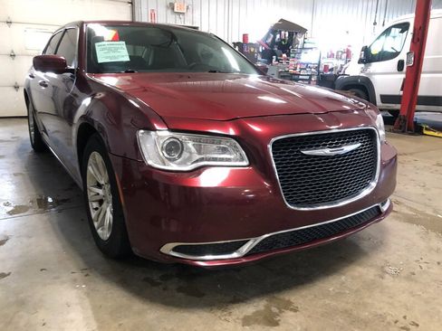 Used 2017 Chrysler 300 Limited image 4