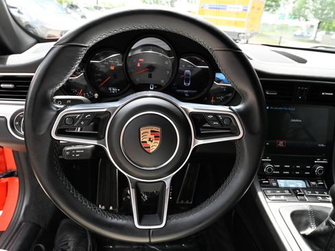 Used 2019 Porsche 911 Cabriolet image 25