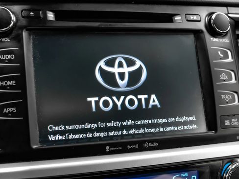 Used 2019 Toyota Highlander XLE FWD image 24