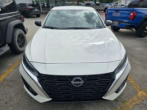 Used 2024 Nissan Altima 2.5 SV FWD image 2