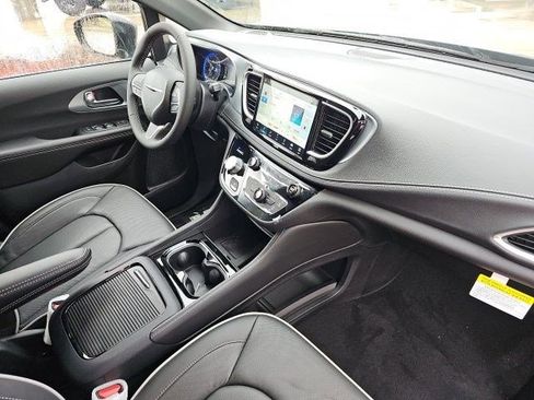 New 2026 Chrysler Pacifica Limited image 14