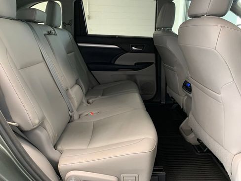 Used 2014 Toyota Highlander XLE FWD image 11