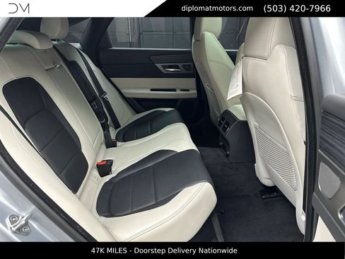 Used 2018 Jaguar XF S RWD image 21