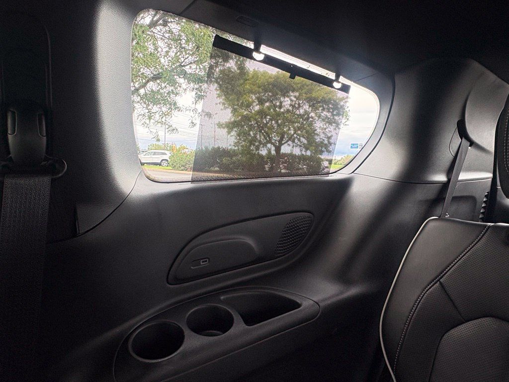 Used 2025 Chrysler Pacifica Limited FWD image 43