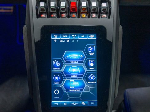 Used 2020 Lamborghini Huracan EVO image 24