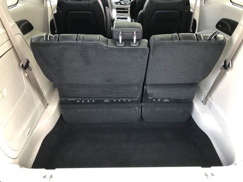 Used 2018 Chrysler Pacifica Limited w/ Tire & Wheel Group FWD image 16